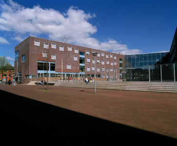 127077 Gezicht op het schoolgebouw van het R.O.C. Midden Nederland, sectoren Verpleging & Verzorging en Welzijn ...